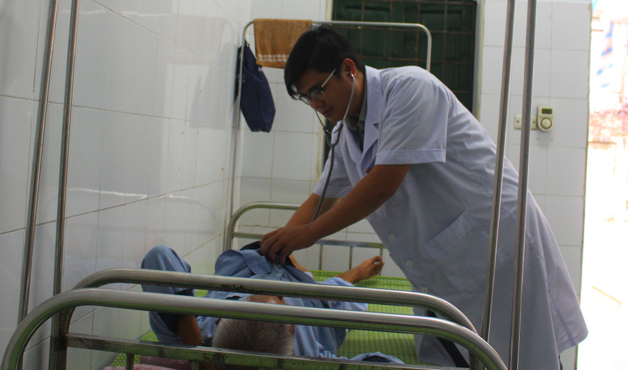 Bác sĩ Nguyễn Hồng Phong - (Bệnh viện tâm thần Hà Nội) thăm khám bệnh nhân nhập viện do rối loạn tâm thần từ uống rượu.