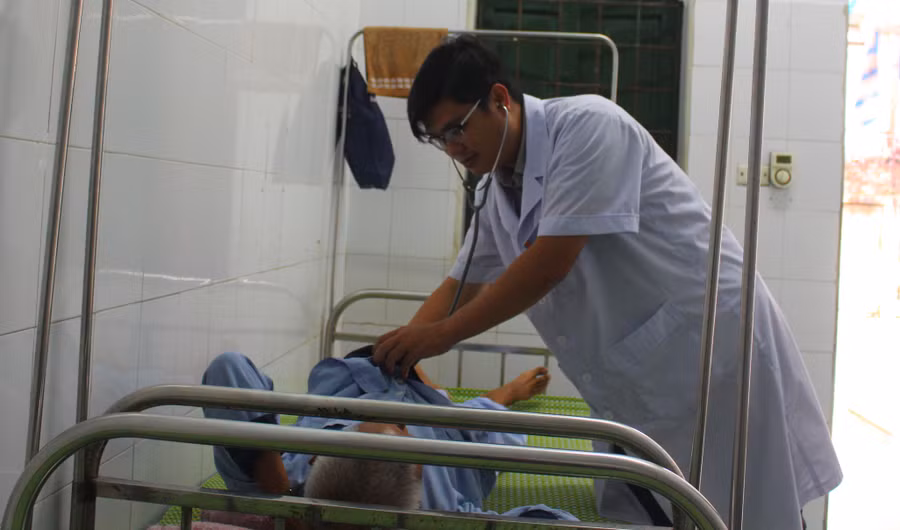 Bác sĩ Nguyễn Hồng Phong - (Bệnh viện tâm thần Hà Nội) thăm khám bệnh nhân nhập viện do rối loạn tâm thần từ uống rượu.