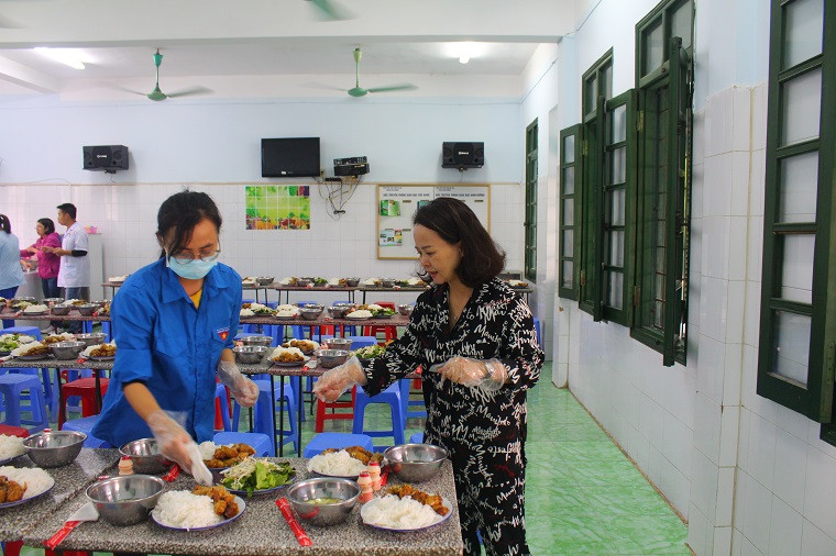 Chị Nguyễn Thị Phương Thảo (bên phải) - Bí thư Đoàn thanh niên BVTT Hà Nội.