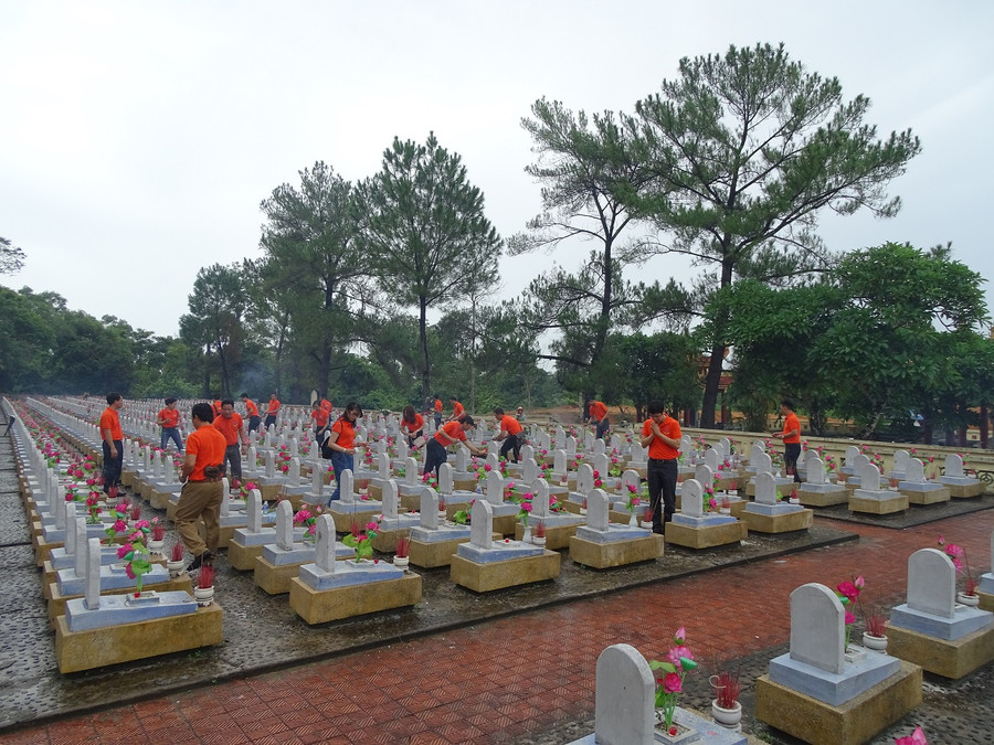 Đoàn thắp hương tri ân các anh hùng liệt sỹ tại nghĩa trang liệt sỹ Trường Sơn.