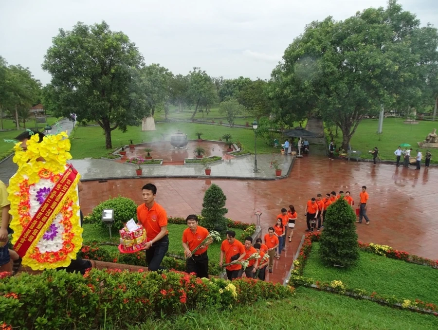 Đoàn dâng hương tưởng niệm anh hùng liệt sỹ khu di tích Thành Cổ Quảng Trị.