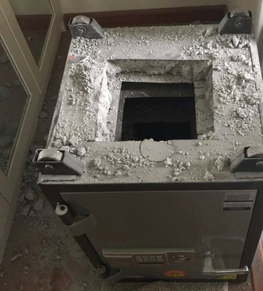 Chiếc két sắt bị kẻ gian đục phá tại khu đô thị Ciputra, Hà Nội. Chiếc két sắt bị kẻ gian đục phá tại khu đô thị Ciputra, Hà Nội.