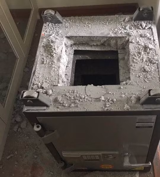 Chiếc két sắt bị kẻ gian đục phá tại khu đô thị Ciputra, Hà Nội.