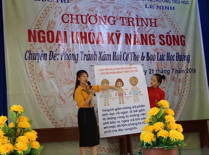 Các thầy cô hướng dẫn, thực hành các tình huống, trang bị kỹ năng sống cho học sinh trường tiểu học Lê Ninh.