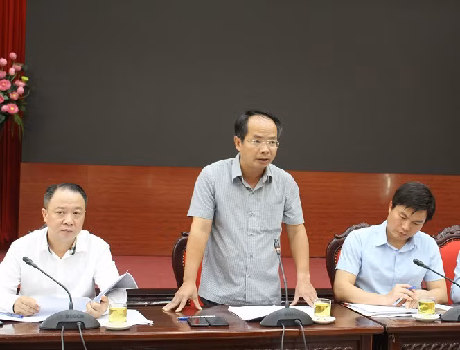 Phó Chánh Văn phòng UBND TP Hà Nội Lê Tự Lực thông tin tại buổi giao ban báo chí.