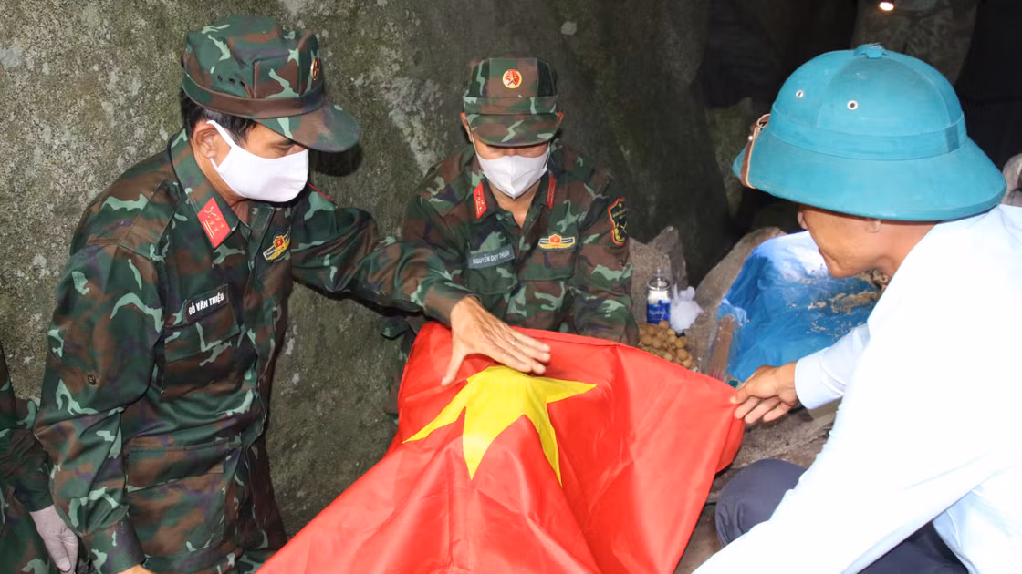 Đưa hài cốt liệt sĩ trở về với đất mẹ (Ảnh: Thế Hùng)