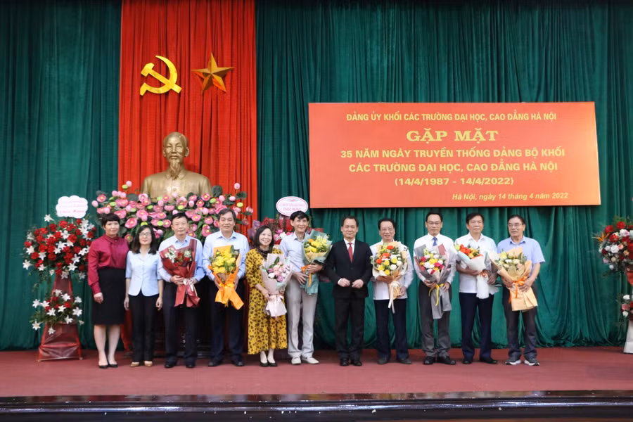 Đại diện Ban thường vụ Đảng ủy Khối tặng hoa tri ân các đại biểu nguyên là lãnh đạo Đảng ủy Khối qua các thời kỳ.