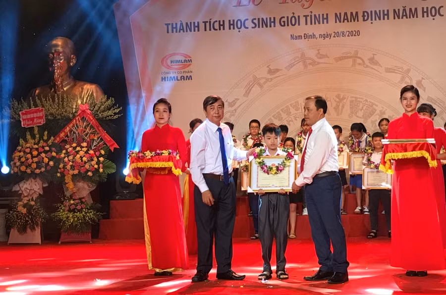 Trao thưởng cho học sinh giỏi các môn ngoài văn hóa