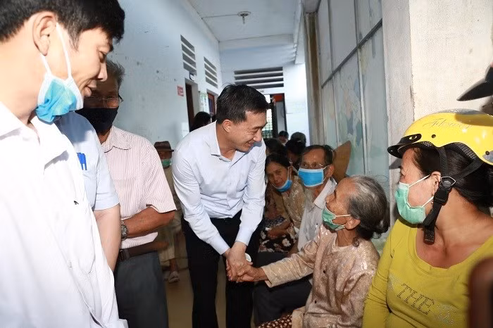 GS. TS Trần Văn Thuấn, Thứ trưởng Bộ Y tế thăm hỏi người dân đến khám tại Trung tâm y tế xã Hương Phong (thị xã Hương Trà, tỉnh Thừa Thiên-Huế) Khám bệnh, cấp phát thuốc miễn phí cho nhân dân các tỉnh miền Trung