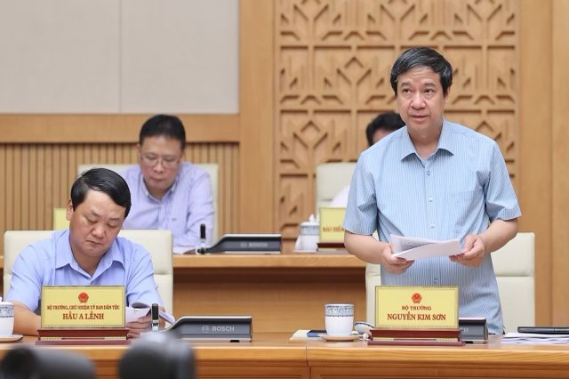Bộ trưởng Bộ Giáo dục và Đào tạo Nguyễn Kim Sơn báo cáo tại phiên họp.