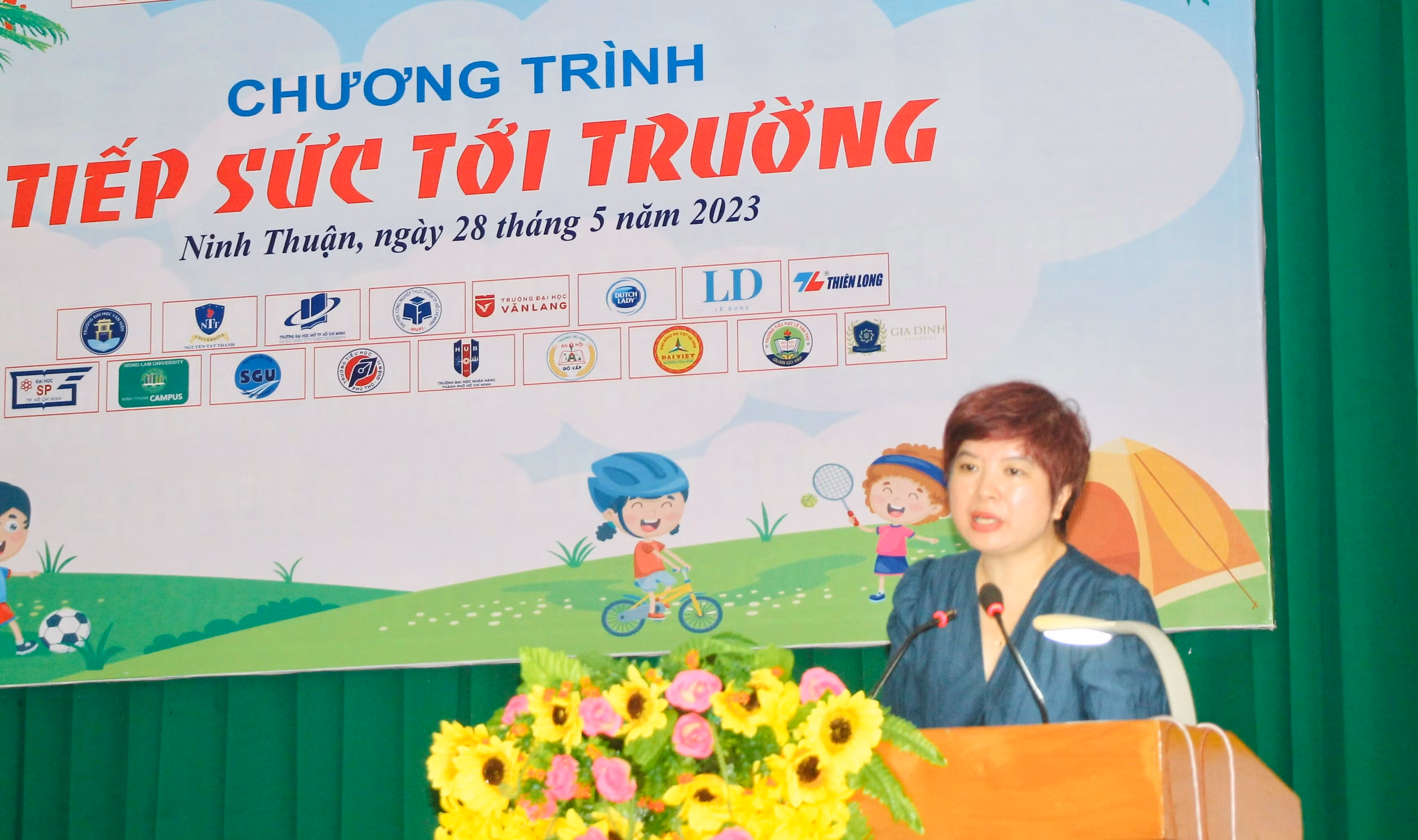 Nhà báo Dương Thanh Hương, Phó Tổng Biên tập Báo Giáo dục và Thời đại phát biểu tại chương trình.