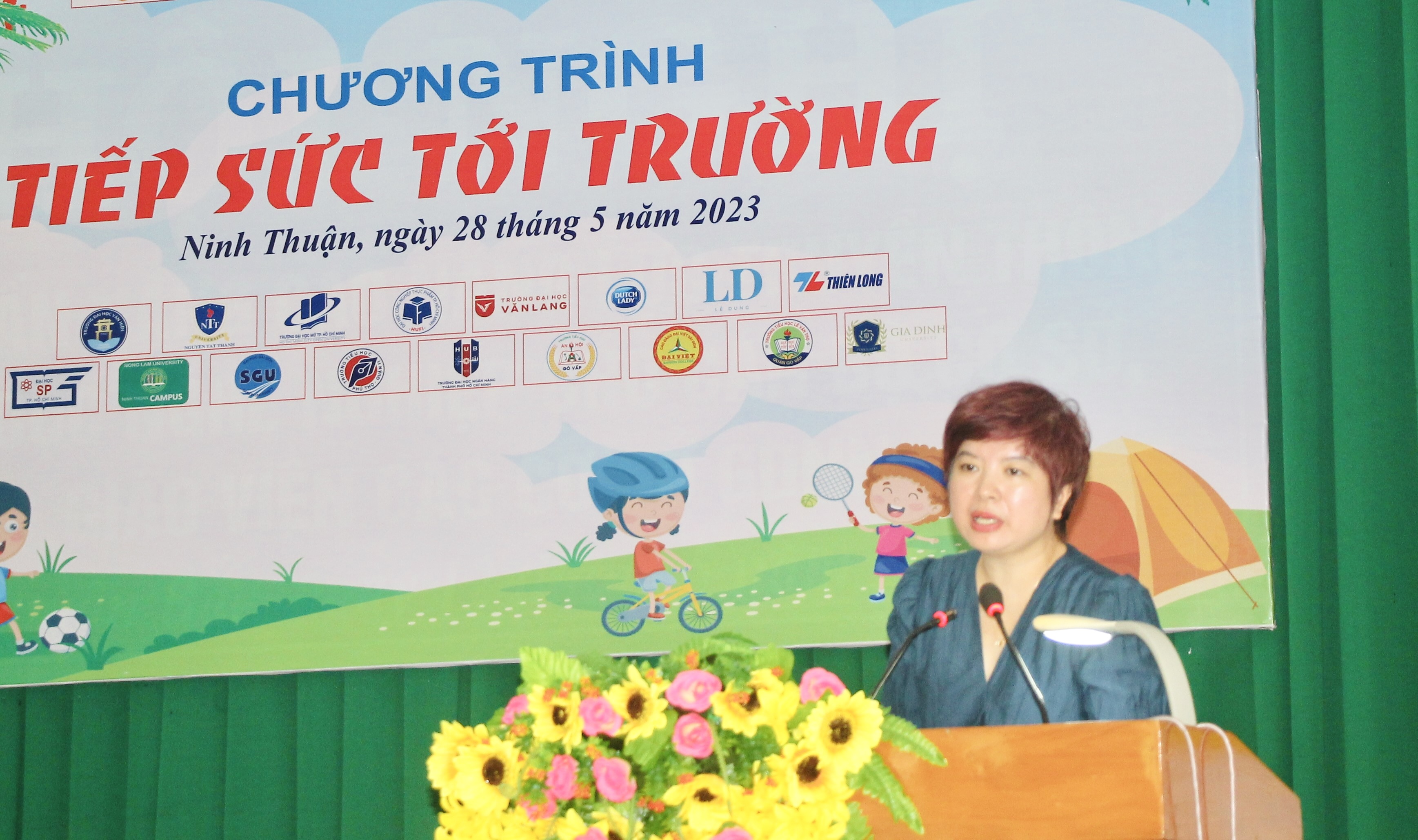 Nhà báo Dương Thanh Hương, Phó Tổng Biên tập Báo Giáo dục và Thời đại phát biểu tại chương trình. Nhà báo Dương Thanh Hương, Phó Tổng Biên tập Báo Giáo dục và Thời đại phát biểu tại chương trình.