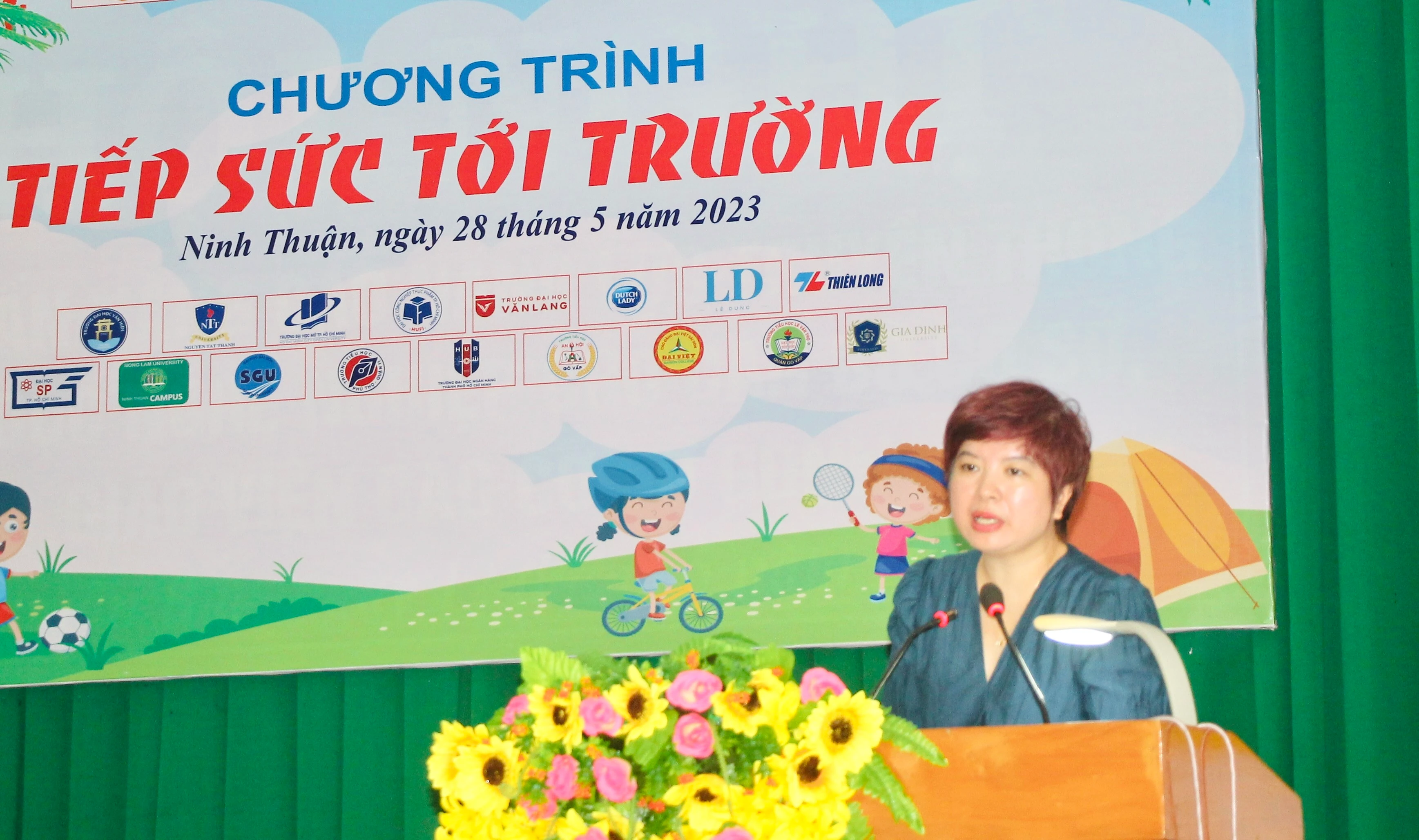 Nhà báo Dương Thanh Hương, Phó Tổng Biên tập Báo Giáo dục và Thời đại phát biểu tại chương trình.