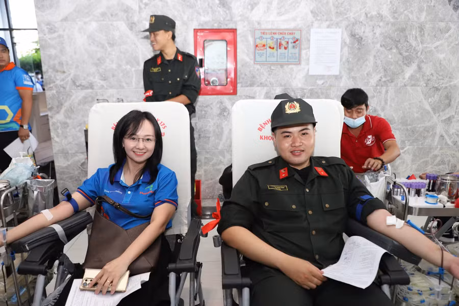 Nhân viên Trường ĐH Văn Hiến cùng quân dân xã Phong Phú tham gia hiến máu. 