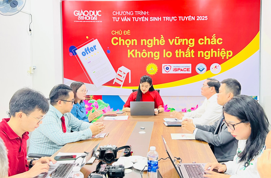 Chuyên gia tuyển sinh đến từ các trường cao đẳng tham gia chương trình tư vấn tuyển sinh trực tuyến với chủ đề “Chọn nghề vững chắc, không lo thất nghiệp”. Ảnh: P.V