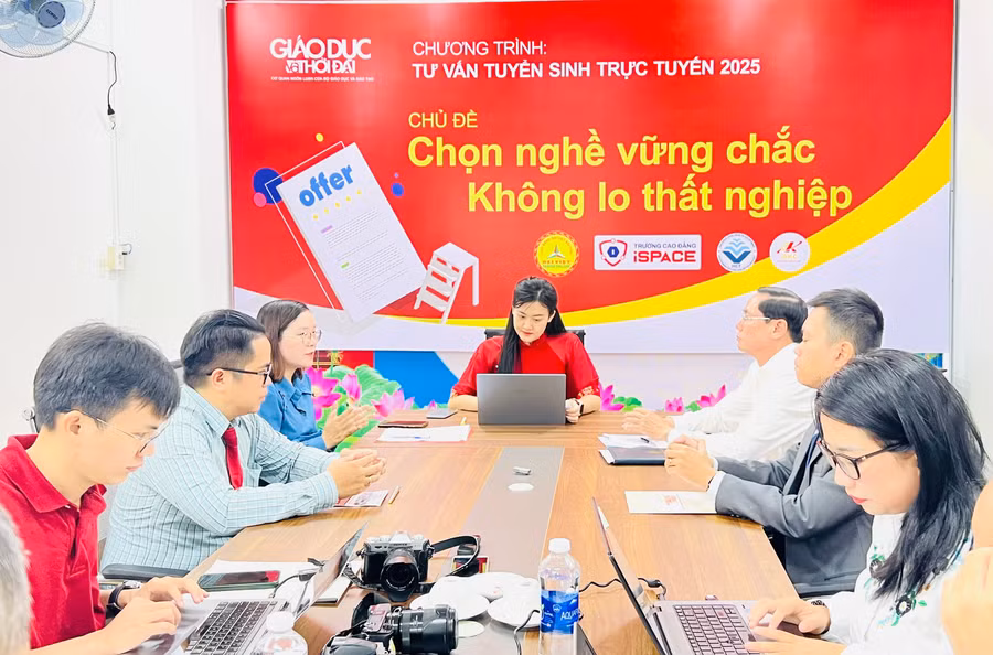 Chuyên gia tuyển sinh đến từ các trường cao đẳng tham gia chương trình tư vấn tuyển sinh trực tuyến với chủ đề “Chọn nghề vững chắc, không lo thất nghiệp”. Ảnh: P.V