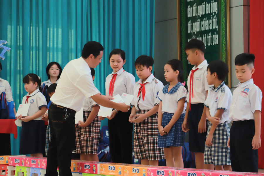 Nhà báo Nguyễn Anh Tú, trao quà và học bổng cho các em học sinh. img-9735.jpg