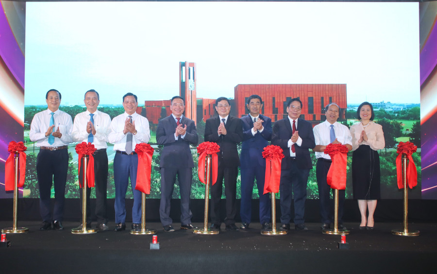 Các đại biểu cắt băng khánh thành