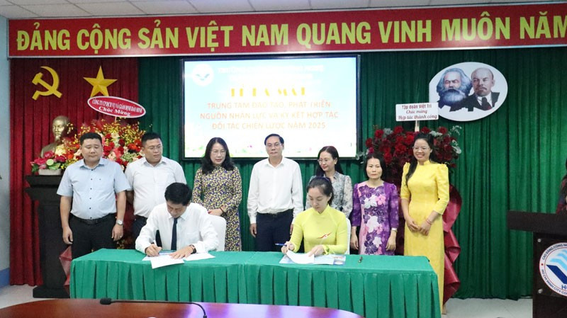 Đại diện Nhà trường ký kết hợp tác với doanh nghiệp. truong-cao-dang-cong-nghe-tphcm2.jpg
