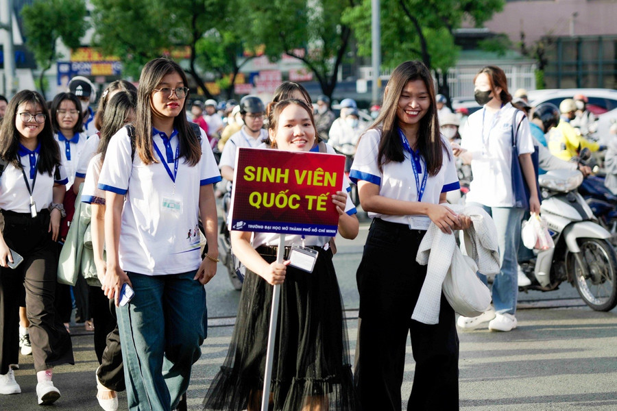 Sinh viên quốc tế của Nhà trường đến dự lễ khai giảng năm học mới. dai-hoc-mo-tphcm-khai-giang-nam-hoc-moi3.jpg