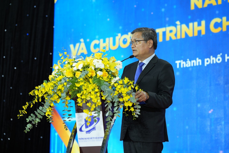 GS.TS Nguyễn Minh Hà, Hiệu trưởng Trường ĐH Mở TPHCM phát biểu tại lễ khai giảng. dai-hoc-mo-tphcm-khai-giang-nam-hoc-moi2.jpg