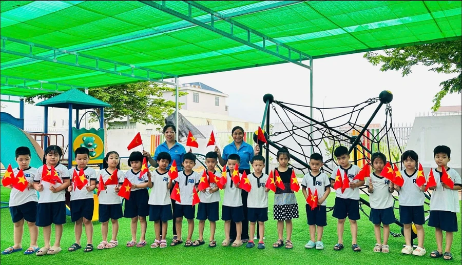 Trường học TPHCM ngập sắc cờ đỏ sao vàng mừng 50 năm thống nhất đất nước
