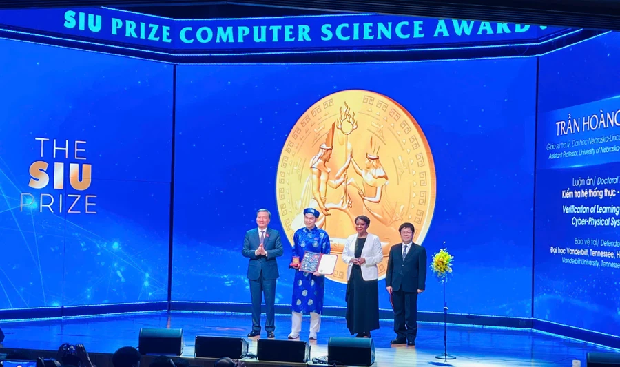 TS Trần Hoàng Dũng nhận giải Nhất 'SIU Prize Computer Science' mùa đầu tiên