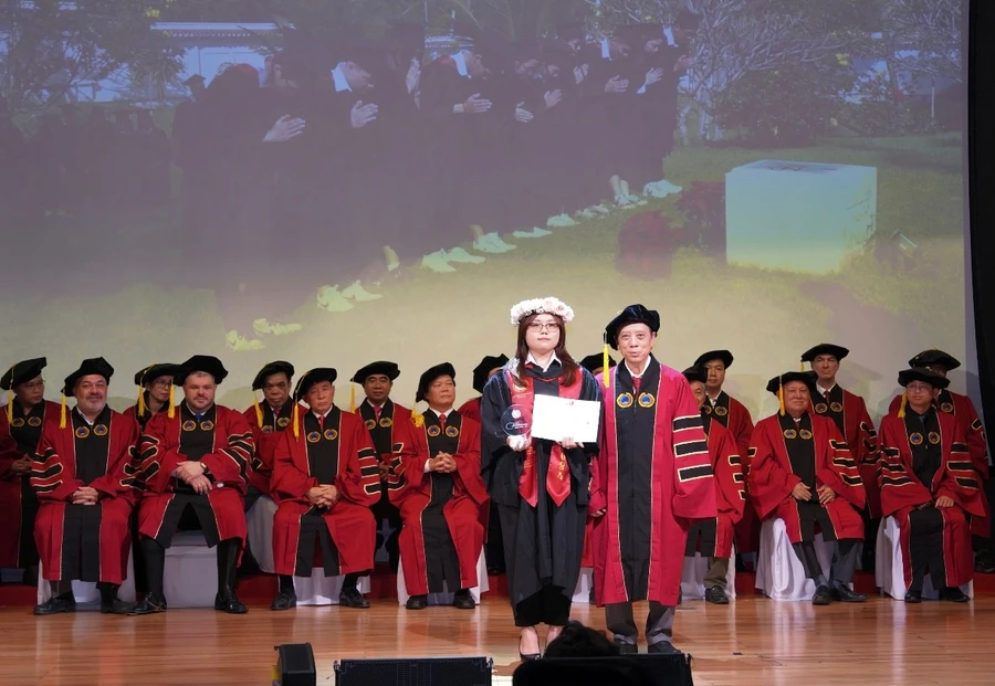 Thủ khoa Lê Thị Mỹ Quyền nhận bằng khen và học bổng Thạc sĩ tài năng trong lễ tốt nghiệp.