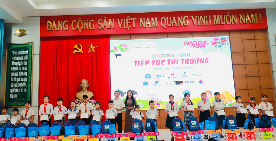 Lãnh đạo Sở GD&ĐT tỉnh Tây Ninh và lãnh đạo CQTT Báo Giáo dục và Thời đại tại TPHCM động viên tinh thần hiếu học của các em học sinh. img-9749.jpg
