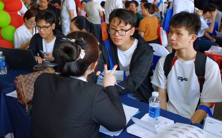 Thí sinh tìm hiểu thông tin tuyển sinh của Trường Đại học Quản lý và Công nghệ TPHCM. Ảnh: UMT. 
