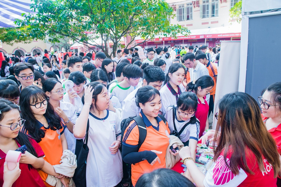 Rất đông học sinh tham gia ngày hội. ngay-hoi-khoi-nghiep-hoc-sinh-sinh-vien-nam-20263.jpg