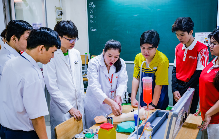 Học sinh tham gia trải nghiệm hoạt động học tập tại ngày hội.