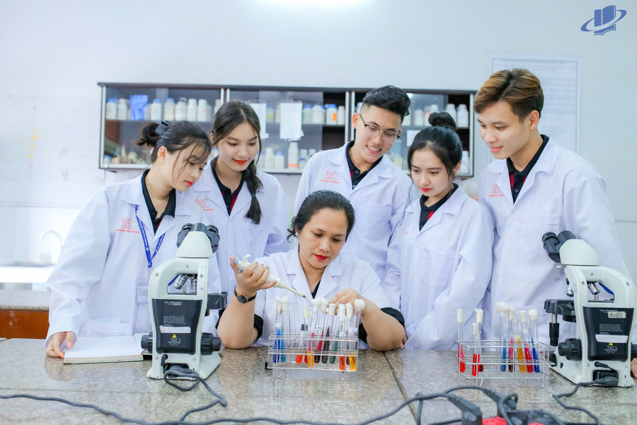 Thạc sĩ Dương Nhật Linh cùng các sinh viên của mình trong một hoạt động nghiên cứu khoa học. co-linh-1.jpg