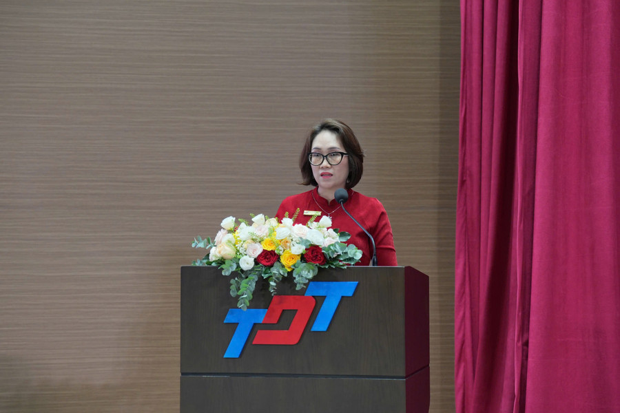 TS Dương Thị Thùy Vân, Giám đốc Trung tâm Đổi mới sáng tạo và Chuyển giao Khoa học Công nghệ TDTU trình bày tham luận tại hội thảo. ts-van.jpg
