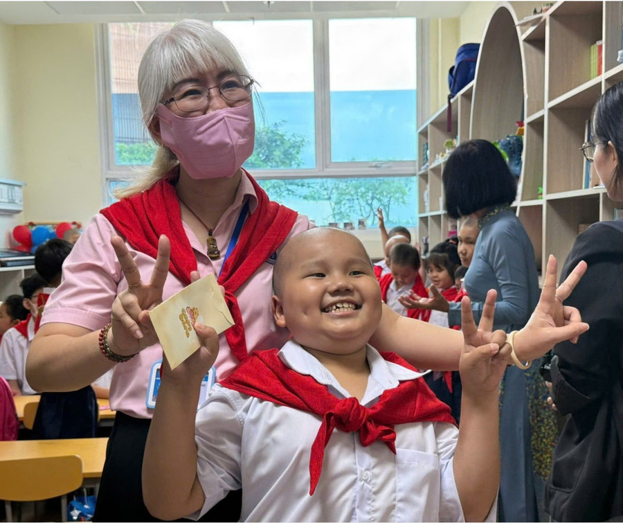 Nụ cười hạnh phúc trong ngày khai giảng năm học mới của một "chiến binh" nhí mắc bệnh ung thư. 