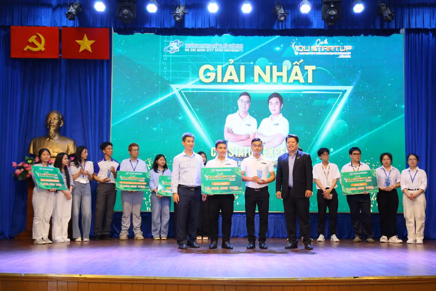 Dự án 'Hệ thống đánh giá hiện trạng xe ôtô thông minh' xuất sắc giành giải Nhất cuộc thi. 