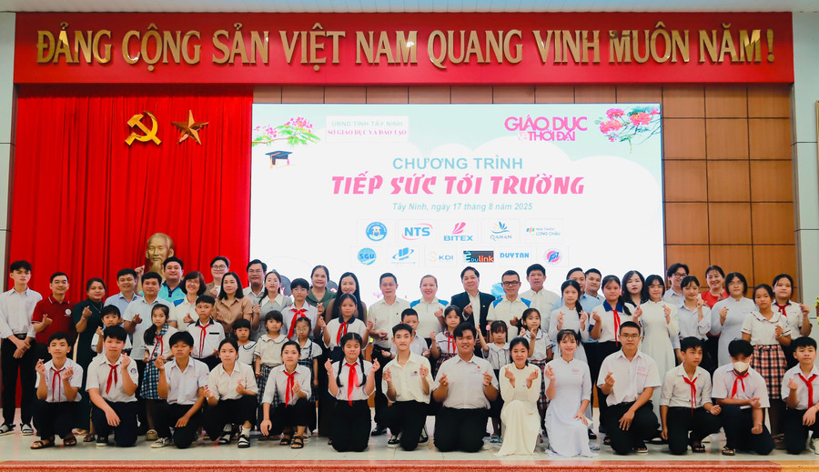 Các đại biểu và các em học sinh chụp hình lưu niệm tại chương trình "Tiếp sức tới trường".