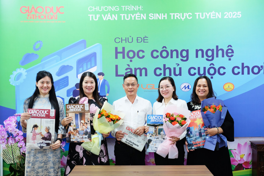 Các chuyên gia tuyển sinh tham dự chương trình chụp hình lưu niệm. Ảnh: P.V