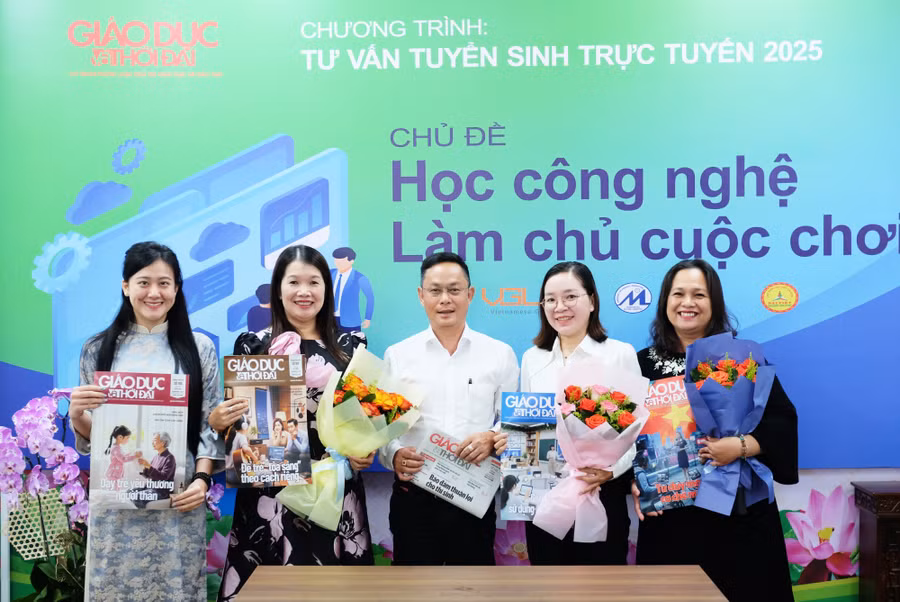 Các chuyên gia tuyển sinh tham dự chương trình chụp hình lưu niệm. Ảnh: P.V