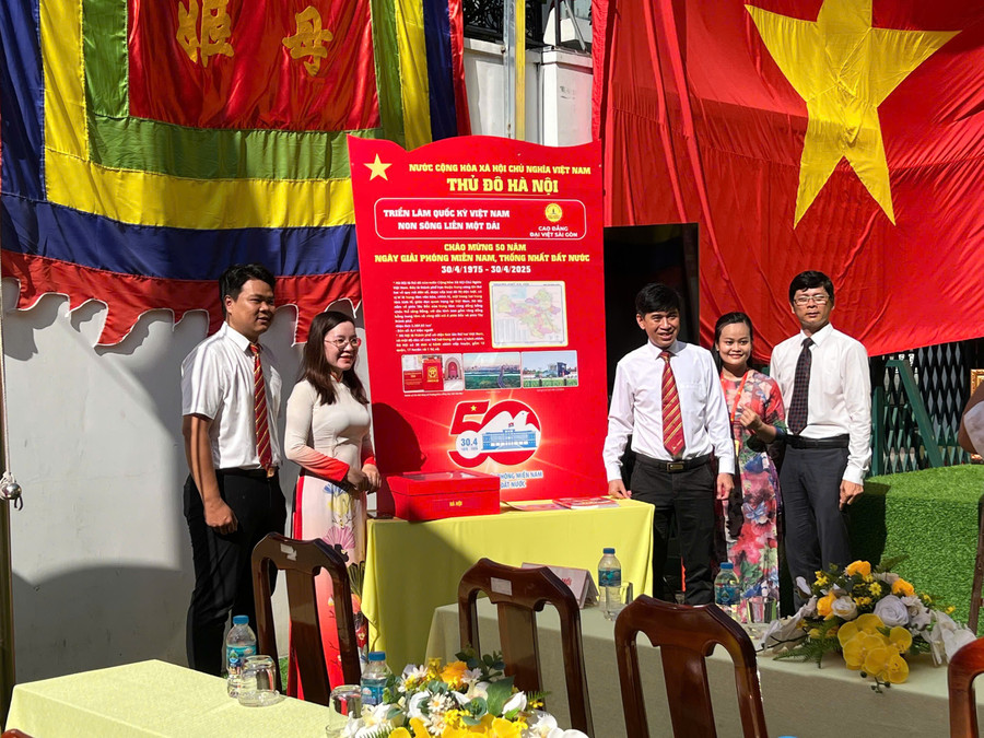 Khu vực trưng bày cờ tổ quốc của TP Hà Nội. lang-dong-tinh-yeu-dan-toc-qua-trien-lam-quoc-ky-viet-nam5.jpg