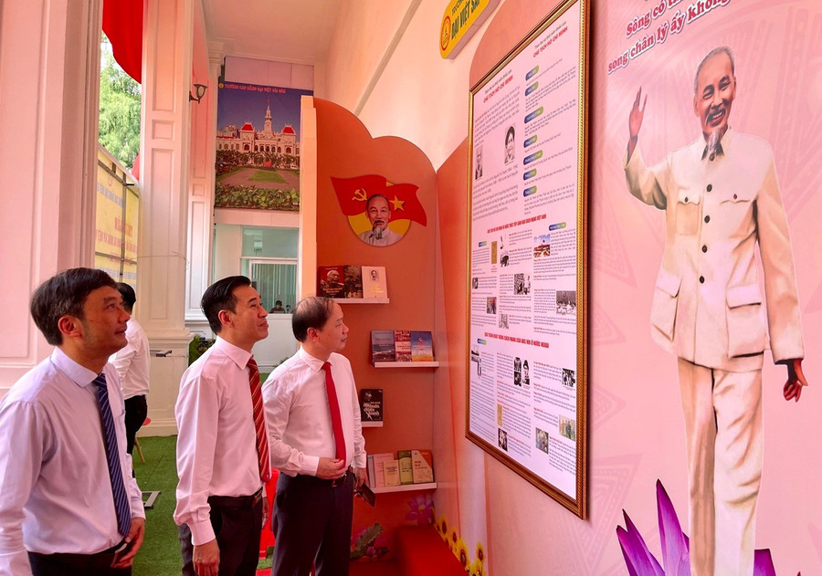 Ông Phạm Tất Thắng, Ủy viên Ban Chấp hành Trung ương Đảng, Phó trưởng ban Tuyên giáo và Dân vận Trung ương (bìa phải) tham quan triển lãm. lang-dong-tinh-yeu-dan-toc-qua-trien-lam-quoc-ky-viet-nam2.jpg