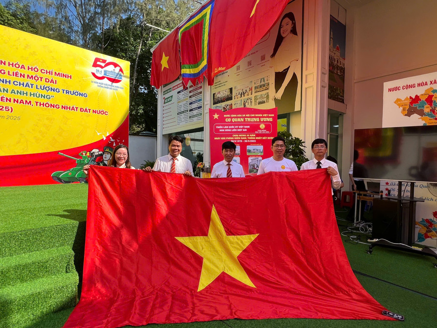 Cờ tổ quốc thuộc cơ quan Trung ương trao tặng. lang-dong-tinh-yeu-dan-toc-qua-trien-lam-quoc-ky-viet-nam6.jpg