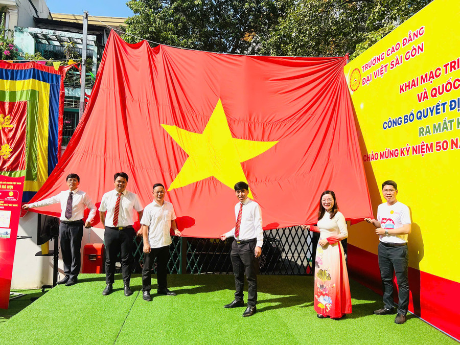 Cờ của Chính Phủ trao tặng Nhà trường. lang-dong-tinh-yeu-dan-toc-qua-trien-lam-quoc-ky-viet-nam3.jpg
