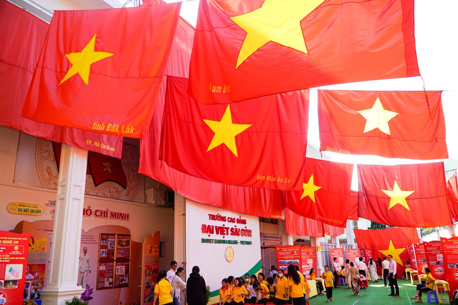 Cờ tổ quốc rợp đỏ sân trường Cao đẳng Đại Việt sài Gòn. lang-dong-tinh-yeu-dan-toc-qua-trien-lam-quoc-ky-viet-nam1.jpg