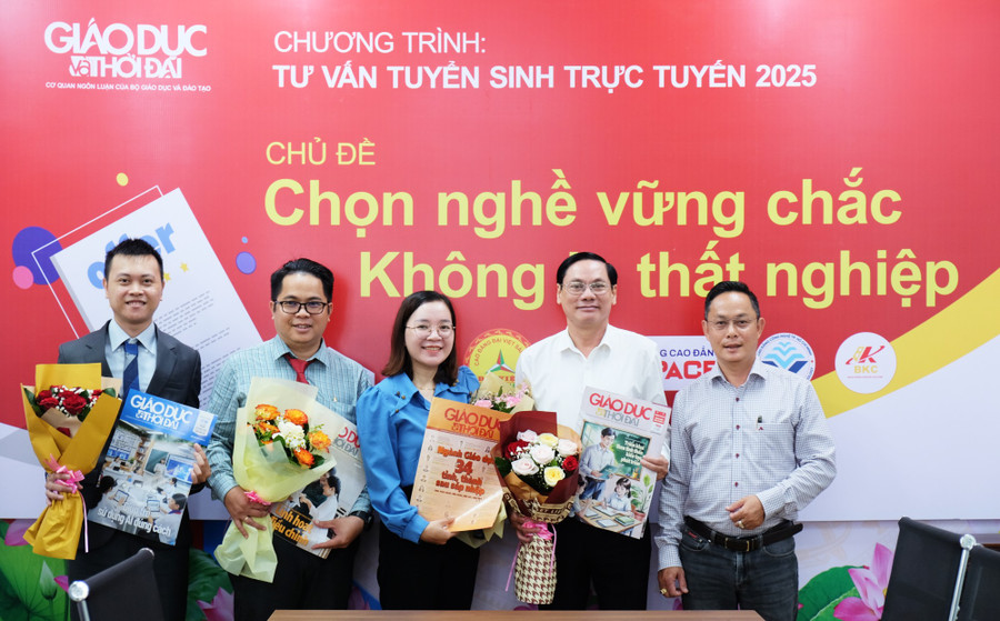 Nhà báo Nguyễn Anh Tú - Phụ trách Cơ quan thường trú báo Giáo dục và Thời đại tại TPHCM gửi lời cảm ơn và tặng hoa đến các chuyên gia tham gia chương trình. Ảnh: Hương Phú