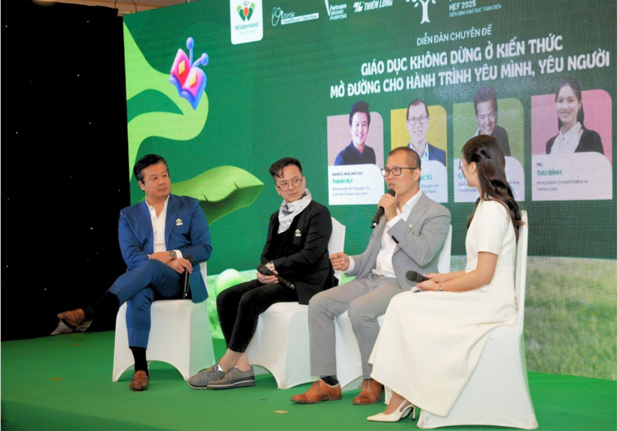 Các diễn giả trao đổi cùng phụ huynh tại tọa đàm. Ảnh: Wisdomland