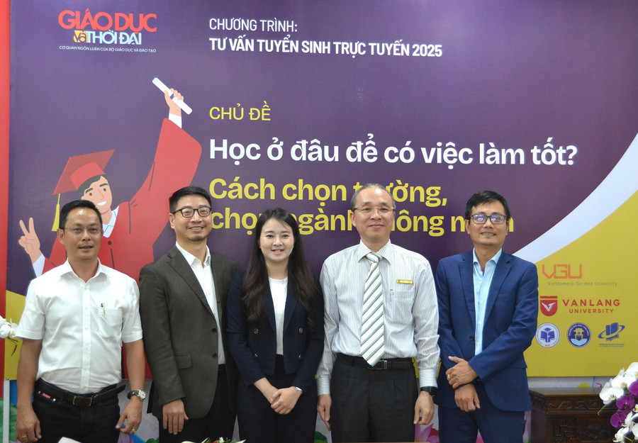 Các chuyên gia tuyển sinh tham dự chương trình. Ảnh: Hương Phú dien-gia.jpg