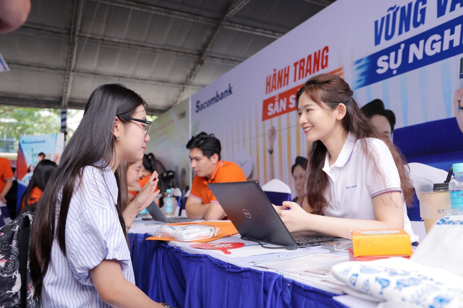 Sinh viên tham gia phỏng vấn trực tiếp với doanh nghiệp tại ngày hội. 