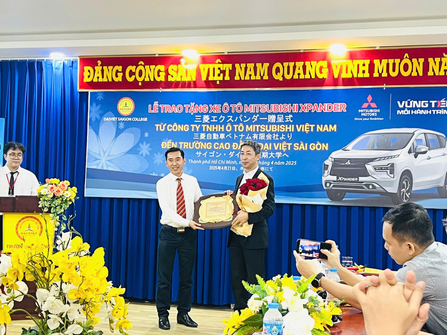 TS Lê Lâm - Hiệu trưởng Trường Cao đẳng Đại Việt Sài Gòn(trái) gửi hoa cảm ơn đại diện Công ty TNHH ô tô Mitsubishi Việt Nam.