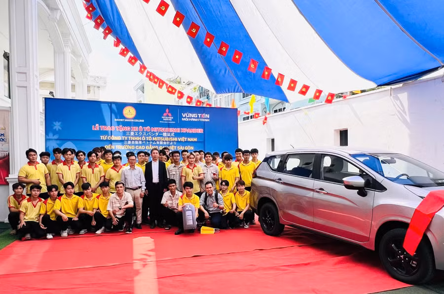 mitsubishi-viet-nam-trao-tang-o-to-cho-truong-cao-dang-dai-viet-sai-gon2.jpg